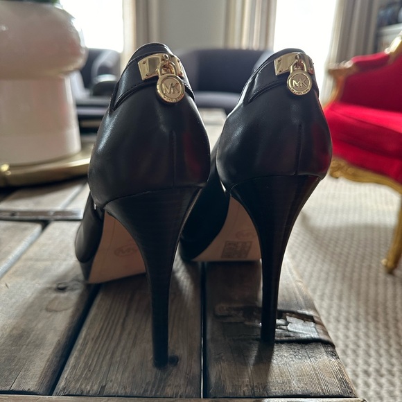 as new CHOCOLATE BROWN Michael Kors heels - Picture 2 of 5